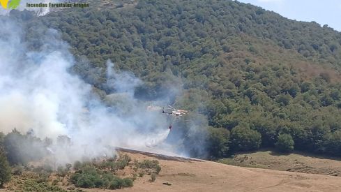 Realojan Casasuertes y controlan los incendios de La Uña y Caín en una jornada “favorable” en la provincia de León
