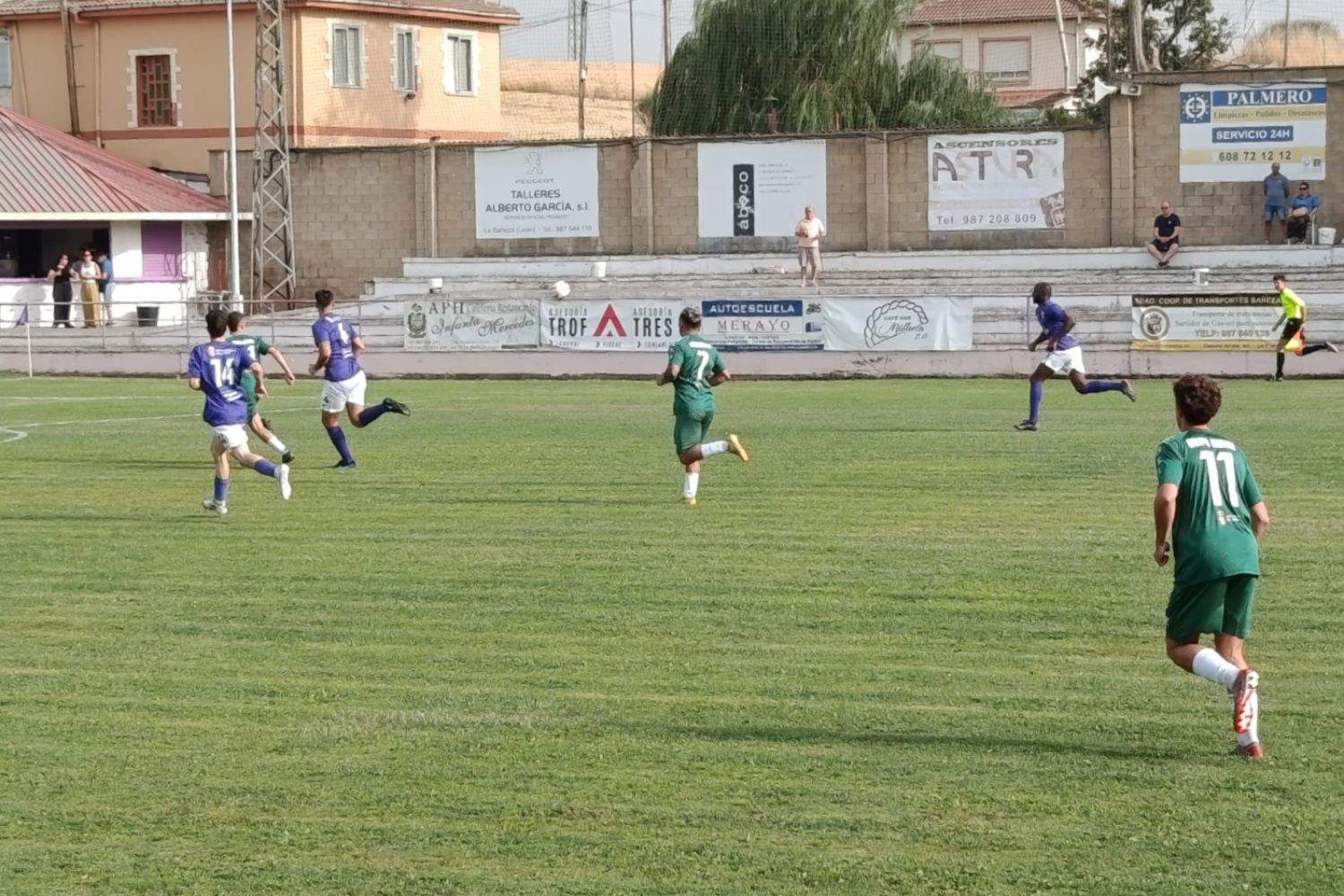 Uno de los partidos de pretemporada de La Bañeza FC en La Llanera