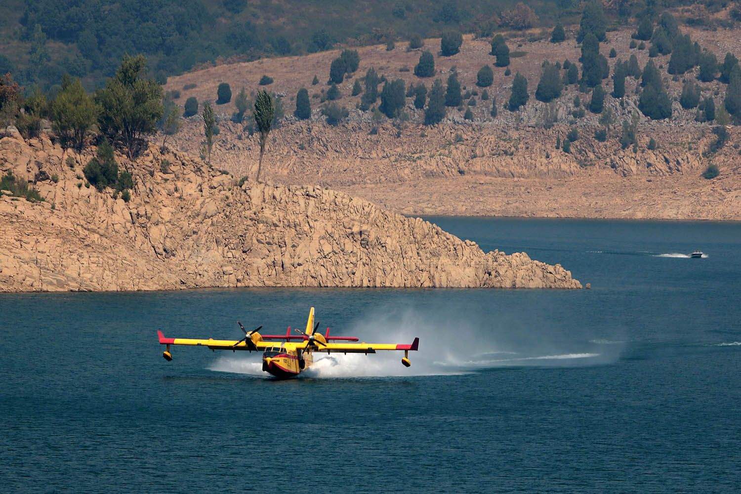 Peio García ICAL. Un hidroavión del Ejército trabaja en la extinción del incendio de Garaño (León)