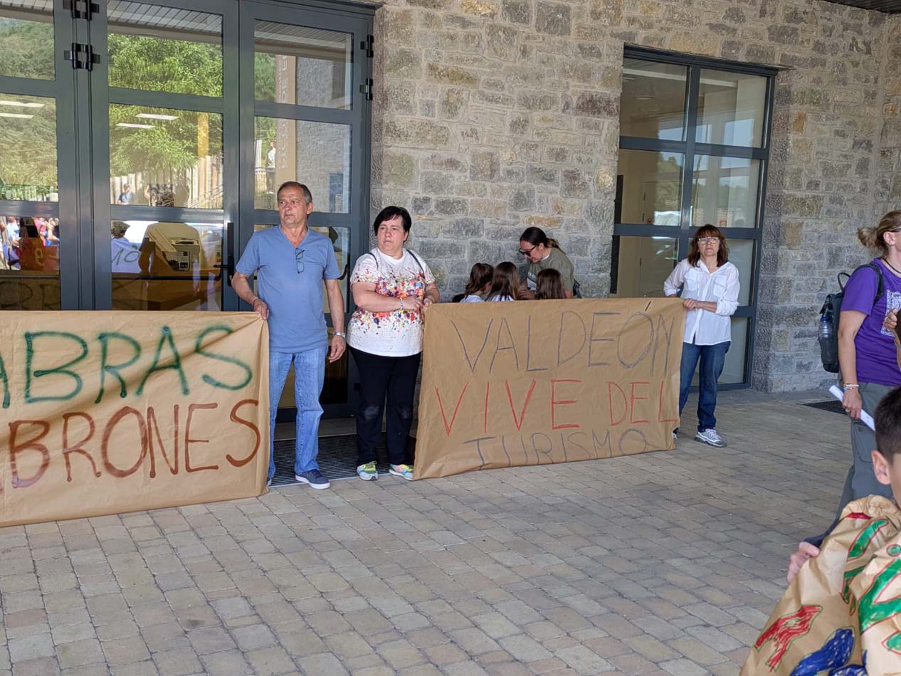 El Valle de Valdeón se moviliza por la situación de los incendios (3) El Valle de Valdeón se moviliza por la situación de los incendios (3)