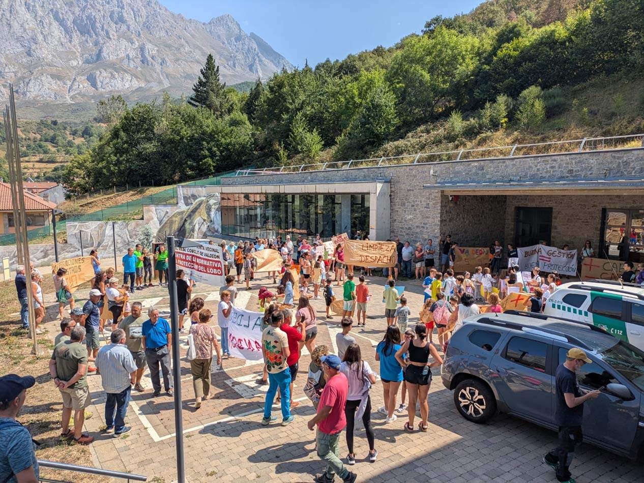 El Valle de Valdeón se moviliza por la situación de los incendios (4) El Valle de Valdeón se moviliza por la situación de los incendios (4)