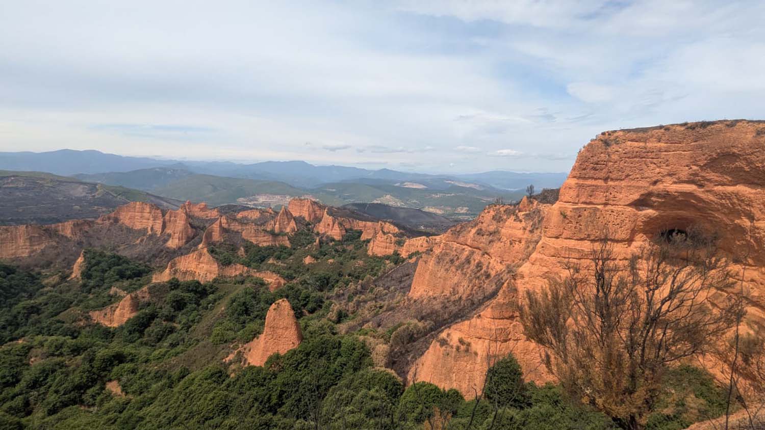 Las Médulas desde el mirador de Orellán tras el incendio de Yeres Las Médulas desde el mirador de Orellán tras el incendio de Yeres