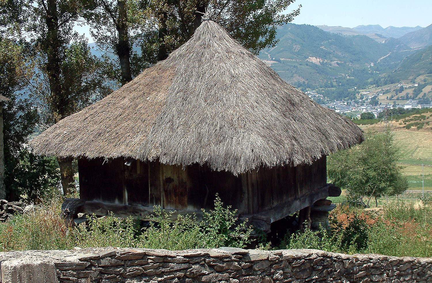 Peio GarcíaICAL . El hórreo de Rabanal de Arriba disfruta de una buena panorámica de Villablino (al fondo)
