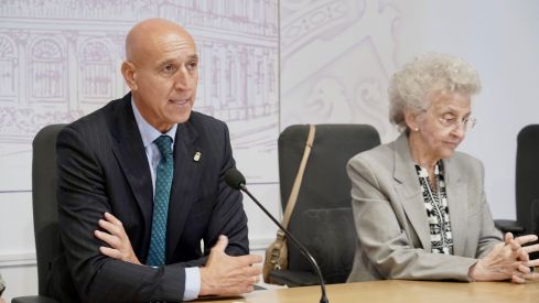 El alcalde de León, José Antonio Diez, la concejala de Acción y Promoción Cultural, Elena Aguado, y la presidenta de Eutherpe, Margarita Morais, presentan el ‘XXI curso para pianistas, directores y jóvenes orquestas’ de la Fundación Eutherpe | Campìllo / ICAL