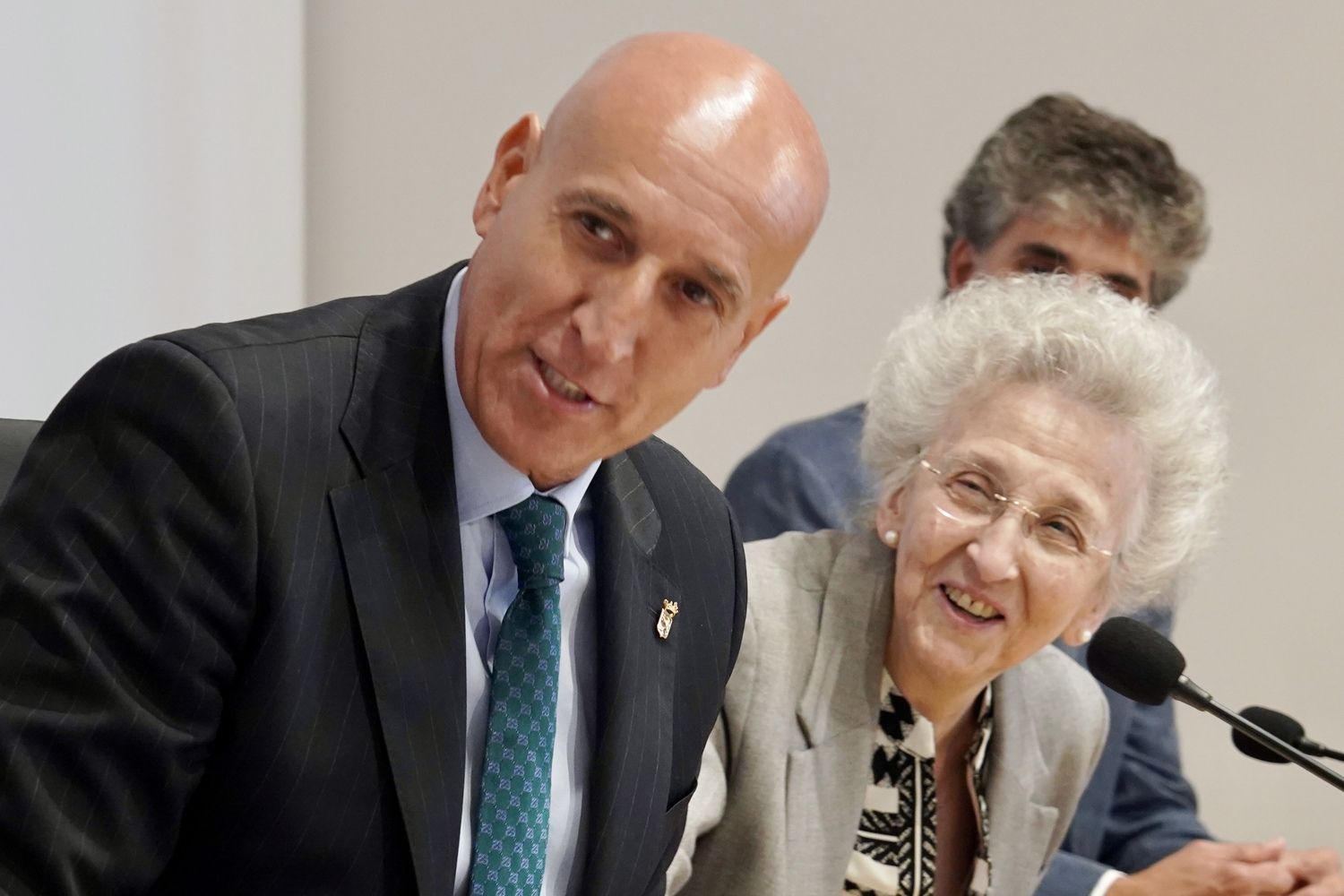 El alcalde de León, José Antonio Diez, la concejala de Acción y Promoción Cultural, Elena Aguado, y la presidenta de Eutherpe, Margarita Morais, presentan el ‘XXI curso para pianistas, directores y jóvenes orquestas’ de la Fundación Eutherpe | Campìllo / ICAL