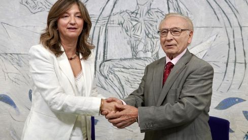 La rectora de la Universidad de León, Nuria González, y Martín Manceñido, como presidente de Donantes de Sangre y en representación de Fundaspe, firman un convenio de colaboración | Campillo / ICAL