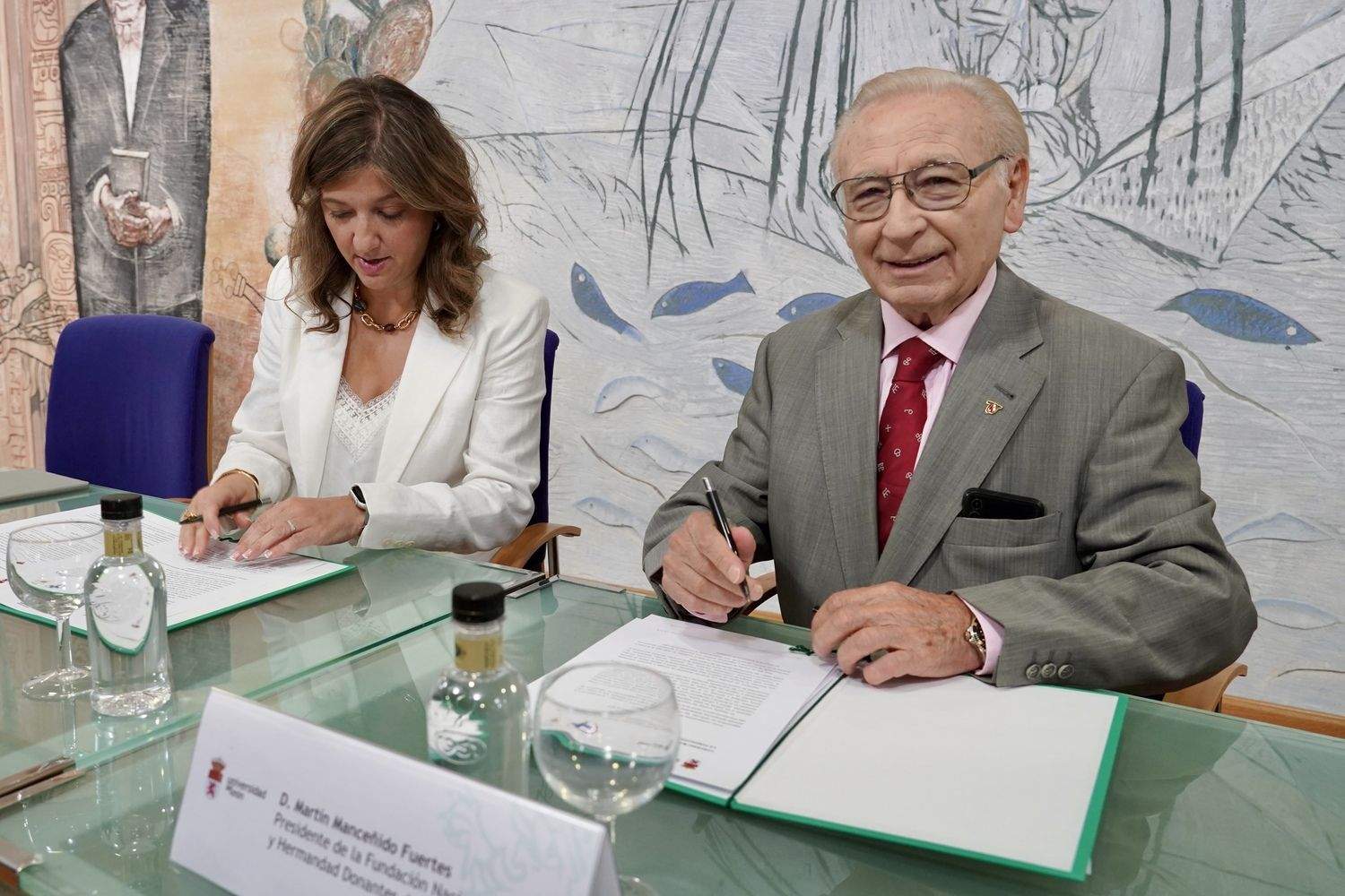 La rectora de la Universidad de León, Nuria González, y Martín Manceñido, como presidente de Donantes de Sangre y en representación de Fundaspe, firman un convenio de colaboración | Campillo / ICAL