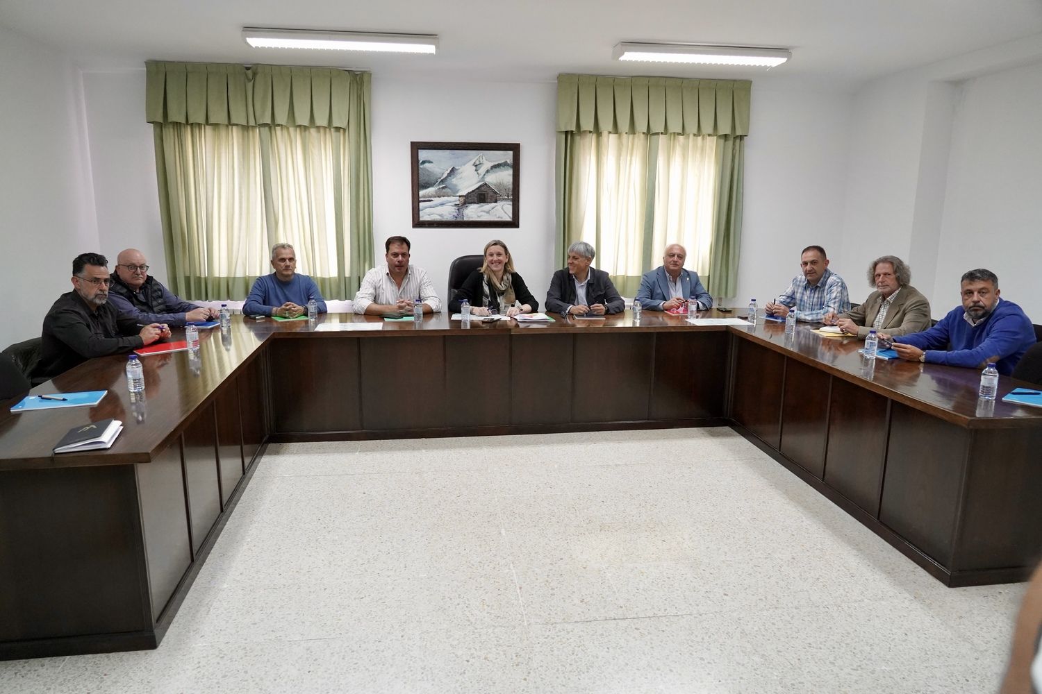 La vicepresidenta de la Junta y consejera de Familia e Igualdad de Oportunidades, Isabel Blanco, se reúne en Riaño (León) con alcaldes de municipios del entorno del Parque Nacional de los Picos de Europa afectados por los incendios | Campillo / ICAL