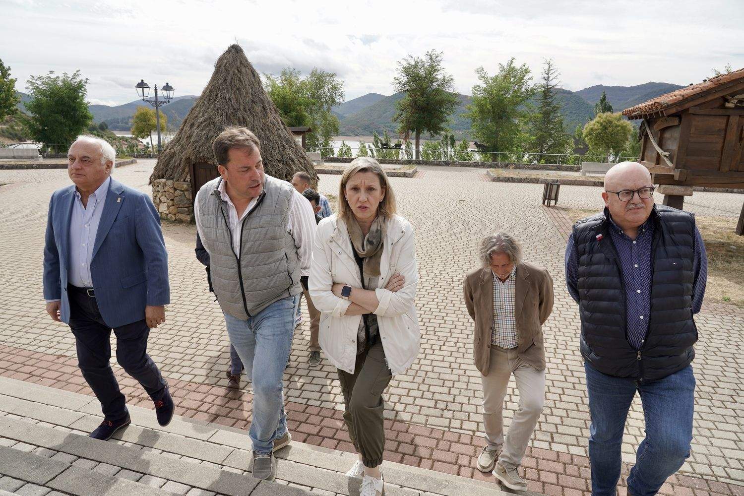 La vicepresidenta de la Junta y consejera de Familia e Igualdad de Oportunidades, Isabel Blanco, se reúne en Riaño (León) con alcaldes de municipios del entorno del Parque Nacional de los Picos de Europa afectados por los incendios | Campillo / ICAL
