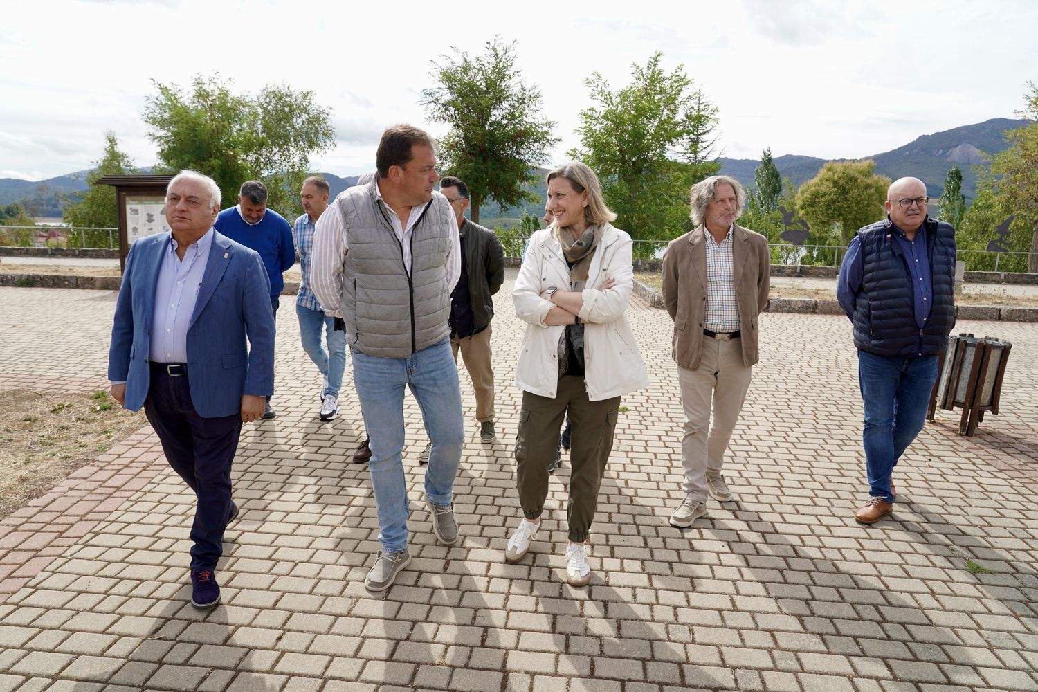 La vicepresidenta de la Junta y consejera de Familia e Igualdad de Oportunidades, Isabel Blanco, se reúne en Riaño (León) con alcaldes de municipios del entorno del Parque Nacional de los Picos de Europa afectados por los incendios | Campillo / ICAL