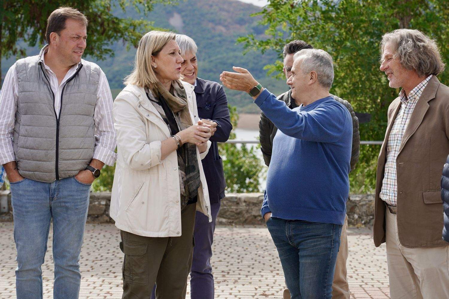La vicepresidenta de la Junta y consejera de Familia e Igualdad de Oportunidades, Isabel Blanco, se reúne en Riaño (León) con alcaldes de municipios del entorno del Parque Nacional de los Picos de Europa afectados por los incendios | Campillo / ICAL