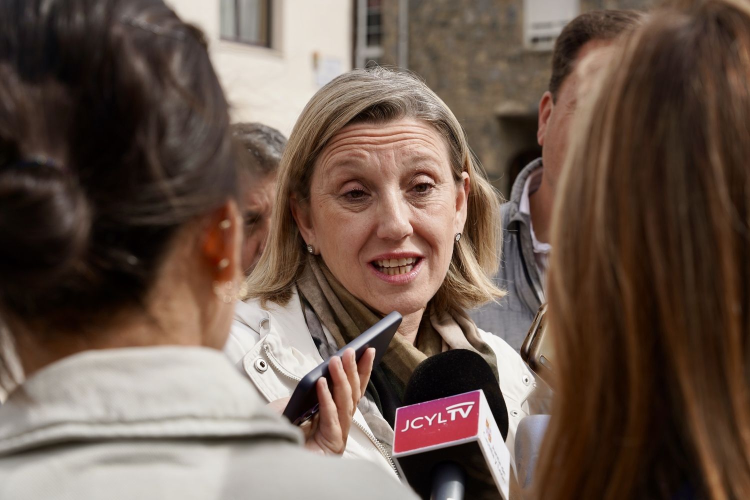 La vicepresidenta de la Junta y consejera de Familia e Igualdad de Oportunidades, Isabel Blanco, se reúne en Riaño (León) con alcaldes de municipios del entorno del Parque Nacional de los Picos de Europa afectados por los incendios | Campillo / ICAL