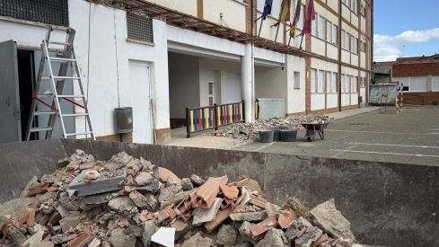 San Andrés del Rabanedo retira el alero del CEIP Trepalio para garantizar la seguridad y mejorar las instalaciones