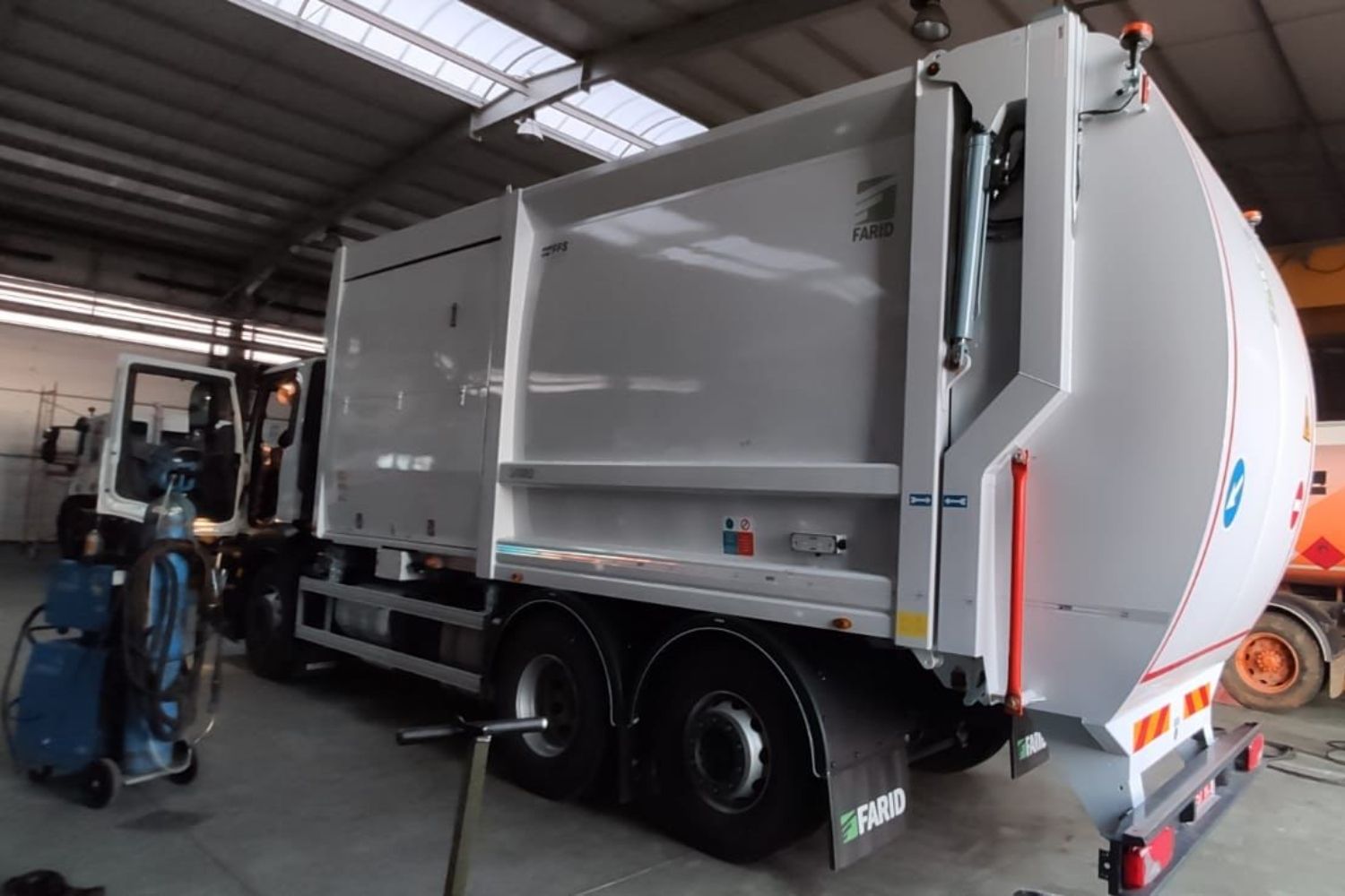 El Ayuntamiento de León adquiere dos nuevos camiones recolectores de residuos