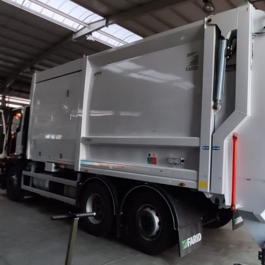 Imagen de archivo de un camión de la basura | El Ayuntamiento de León adquiere dos nuevos camiones recolectores de residuos