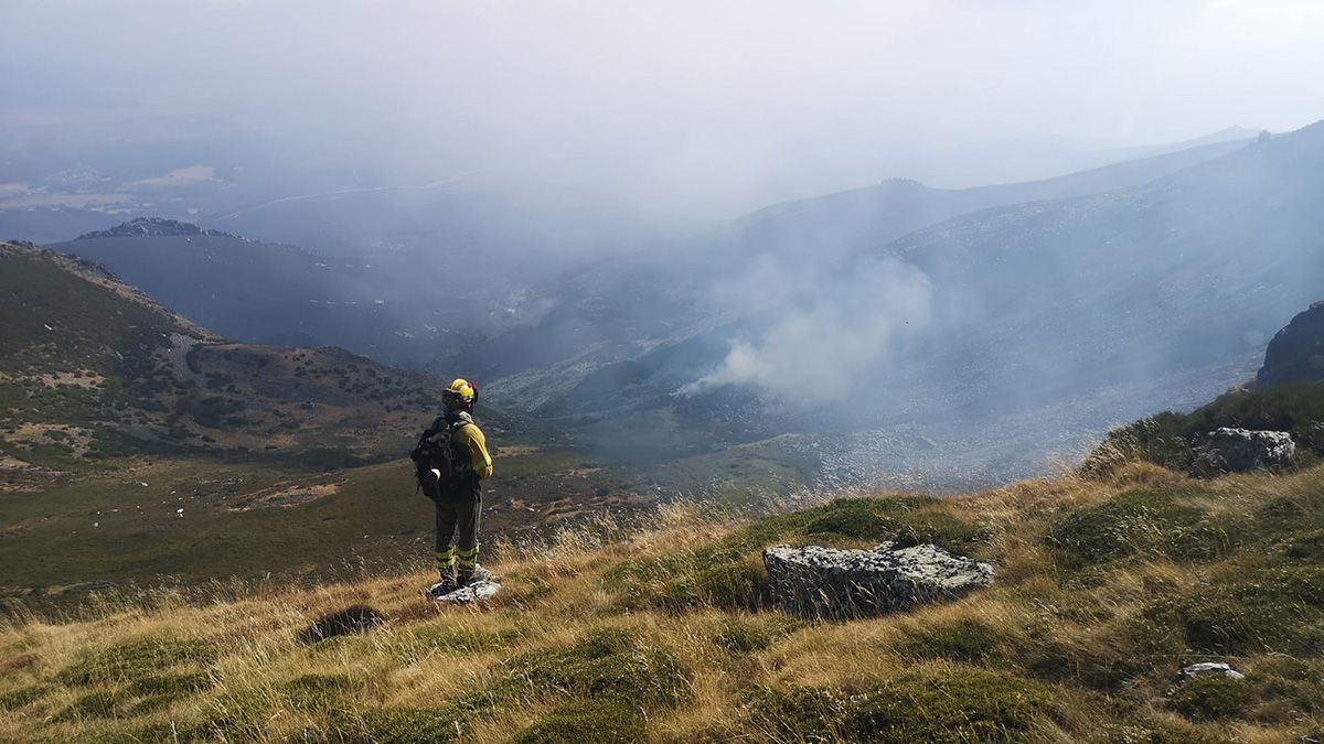 Bomberos forestales trabajando para detener la parte activa del incendio en el Teleno
