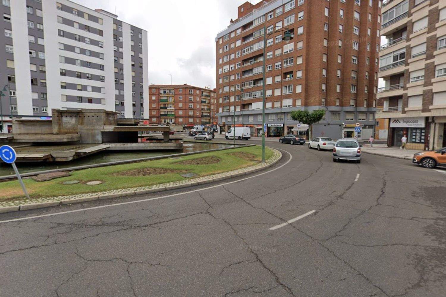 Herida una mujer tras un accidente entre tres turismos en la Glorieta Carlos Pinilla de León