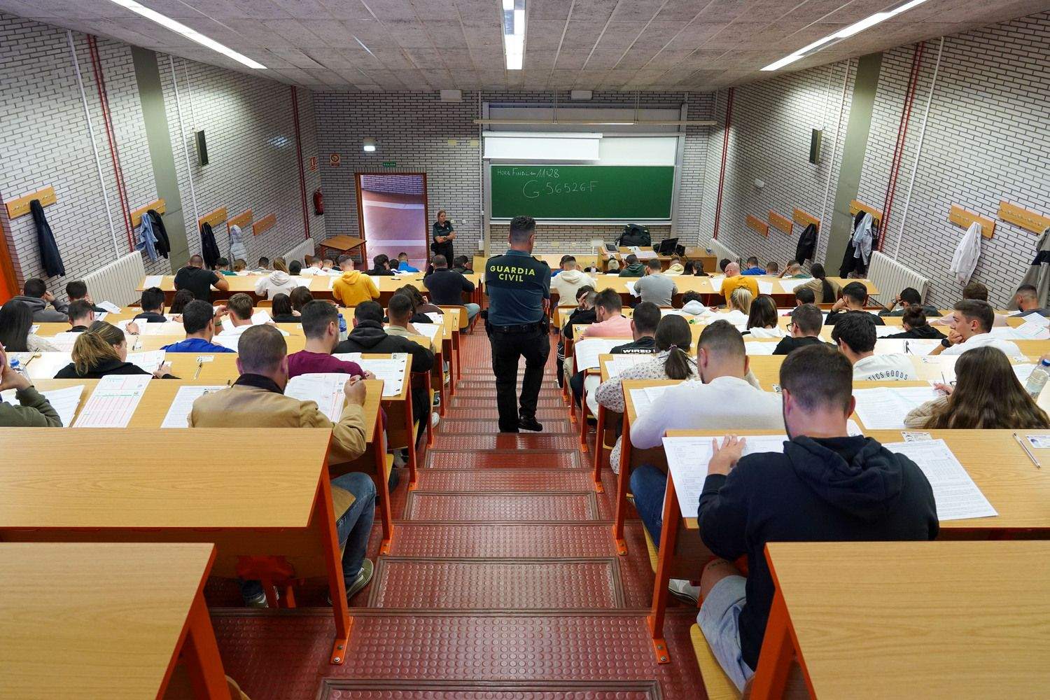 La capital leonesa acoge pruebas de conocimientos teóricos y psicotécnicos de acceso a la Guardia Civil | Campillo / ICAL