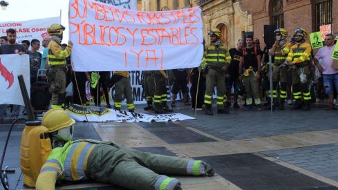 Las calles de León 'rugen' por los derechos de los bomberos forestales | José Martín