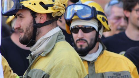 Las calles de León 'rugen' por los derechos de los bomberos forestales | José Martín