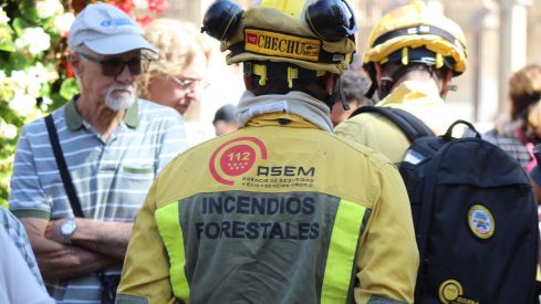 Las calles de León 'rugen' por los derechos de los bomberos forestales | José Martín