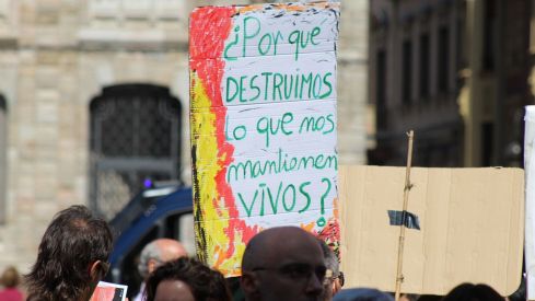 Las calles de León 'rugen' por los derechos de los bomberos forestales | José Martín