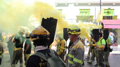 Las calles de León 'rugen' por los derechos de los bomberos forestales | José Martín