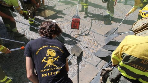 Las calles de León 'rugen' por los derechos de los bomberos forestales | José Martín