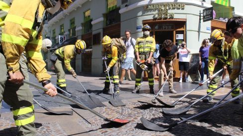 Las calles de León 'rugen' por los derechos de los bomberos forestales | José Martín