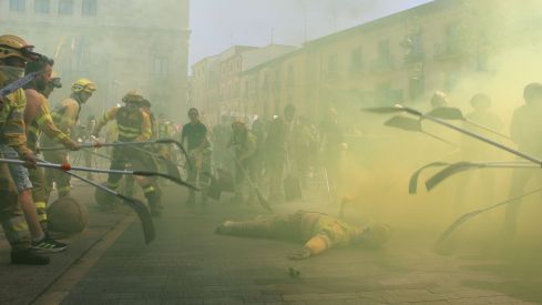 Las calles de León 'rugen' por los derechos de los bomberos forestales | José Martín