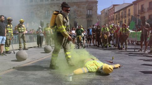 Las calles de León 'rugen' por los derechos de los bomberos forestales | José Martín