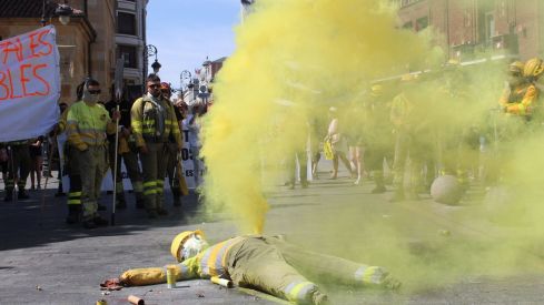 Las calles de León 'rugen' por los derechos de los bomberos forestales | José Martín
