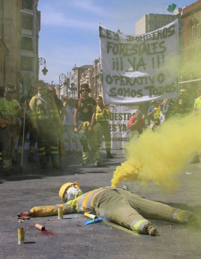 Las calles de León 'rugen' por los derechos de los bomberos forestales | José Martín