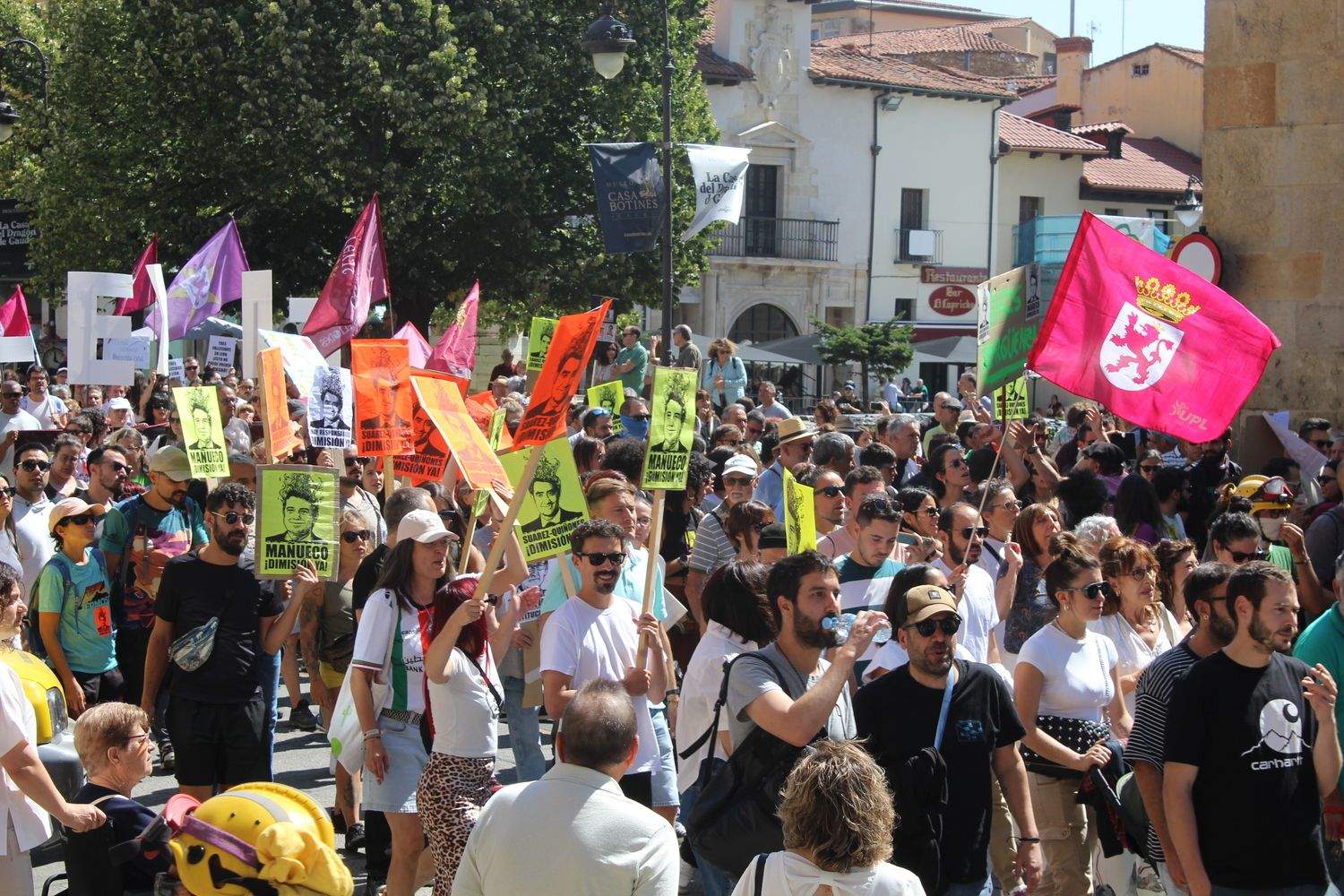 Las calles de León 'rugen' por los derechos de los bomberos forestales | José Martín Las calles de León 'rugen' por los derechos de los bomberos forestales | José Martín