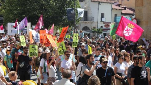 Las calles de León 'rugen' por los derechos de los bomberos forestales | José Martín