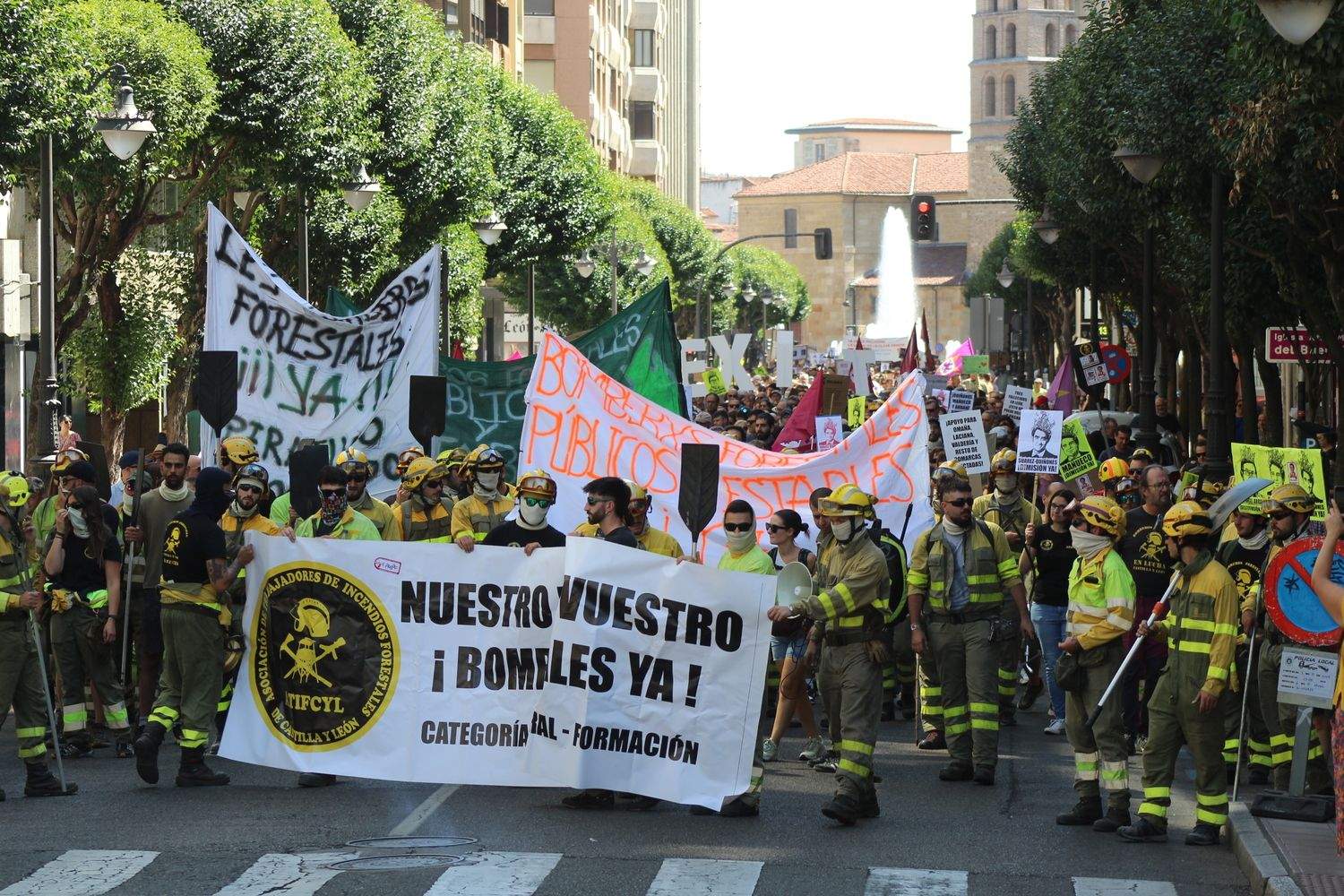 Los Bomberos Forestales reclaman un dispositivo "estable y 100% público" desde León | José Martín