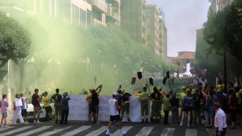 Las calles de León 'rugen' por los derechos de los bomberos forestales | José Martín