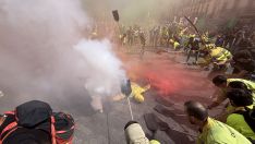 Las calles de León 'rugen' por los derechos de los bomberos forestales | José Martín Las calles de León 'rugen' por los derechos de los bomberos forestales | José Martín