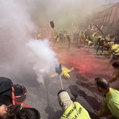Las calles de León 'rugen' por los derechos de los bomberos forestales | José Martín
