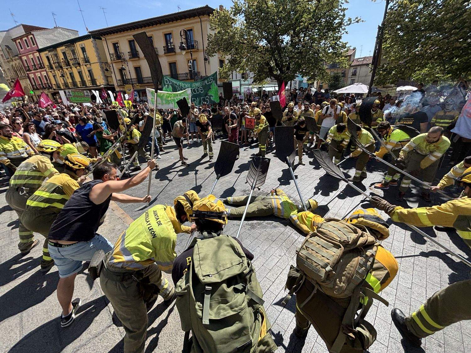 Las calles de León 'rugen' por los derechos de los bomberos forestales | José Martín Las calles de León 'rugen' por los derechos de los bomberos forestales | José Martín