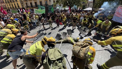 Las calles de León 'rugen' por los derechos de los bomberos forestales | José Martín