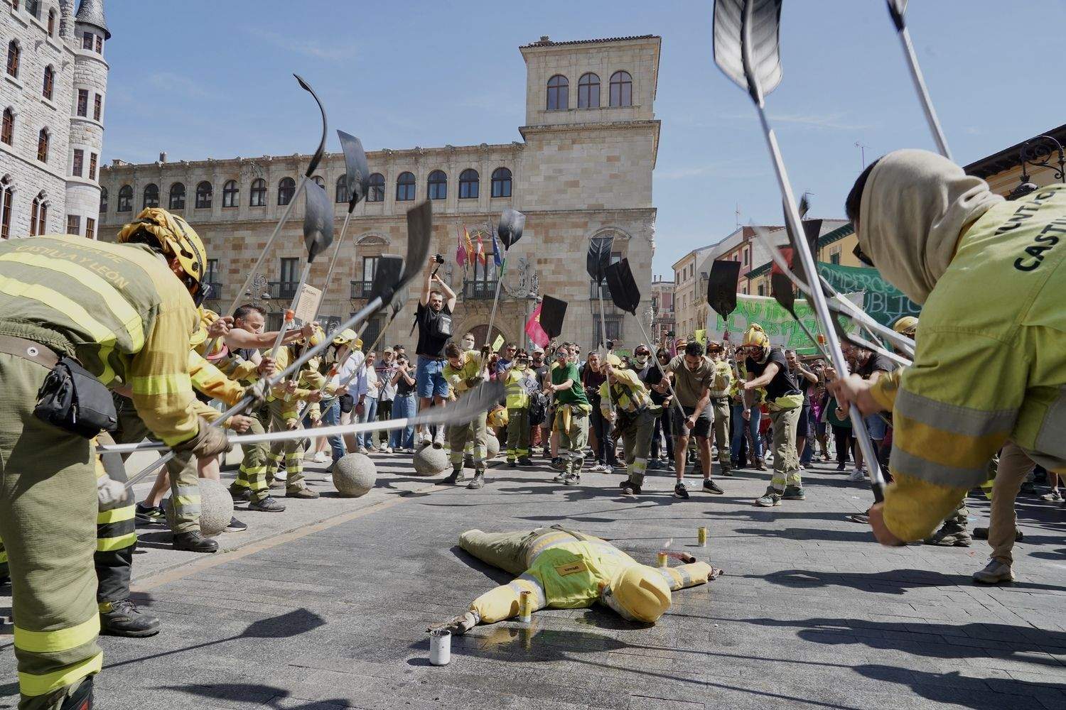 Las calles de León 'rugen' por los derechos de los bomberos forestales | Campillo / ICAL Las calles de León 'rugen' por los derechos de los bomberos forestales | Campillo / ICAL