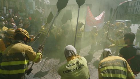 Las calles de León 'rugen' por los derechos de los bomberos forestales | Campillo / ICAL