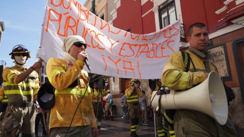 Las calles de León 'rugen' por los derechos de los bomberos forestales | Campillo / ICAL