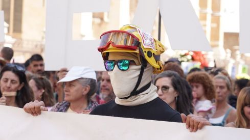 Las calles de León 'rugen' por los derechos de los bomberos forestales | Campillo / ICAL
