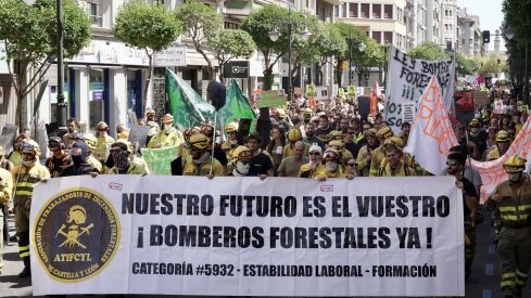Las calles de León 'rugen' por los derechos de los bomberos forestales | Campillo / ICAL