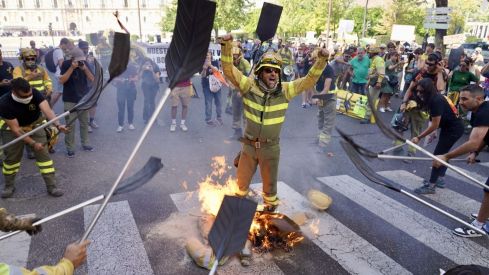 Las calles de León 'rugen' por los derechos de los bomberos forestales | Campillo / ICAL