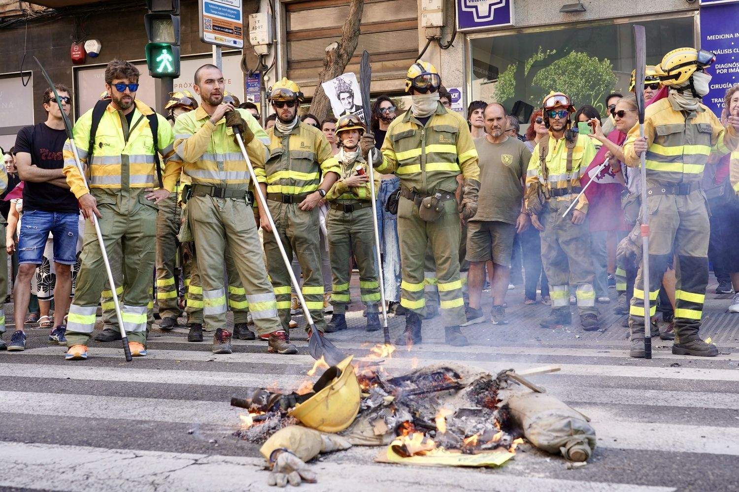Las calles de León 'rugen' por los derechos de los bomberos forestales | Campillo / ICAL