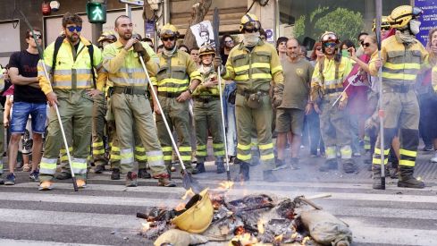 Las calles de León 'rugen' por los derechos de los bomberos forestales | Campillo / ICAL Las calles de León 'rugen' por los derechos de los bomberos forestales | Campillo / ICAL