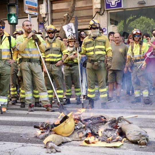 Las calles de León 'rugen' por los derechos de los bomberos forestales | Campillo / ICAL Las calles de León 'rugen' por los derechos de los bomberos forestales | Campillo / ICAL